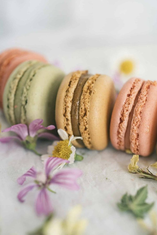 Quelle technique pour réussir des macarons avec des coques bien lisses et une ganache fondante?