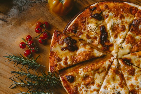 Quelle est la meilleure manière de préparer une pizza calzone moelleuse et fourrée ?